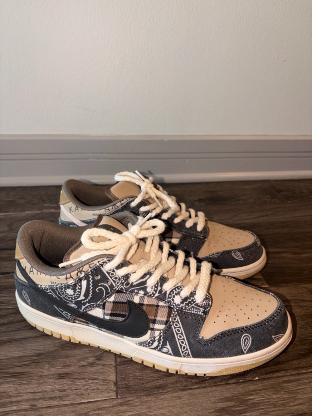 Nike x Travis Scott SB Dunk Low  - Beige, Black